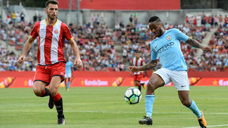 Com jogadores que custaram R$ 1,65 bilhão, City perde para 'filial' da Espanha que elenco inteiro vale R$ 105 milhões Raheem Sterling (esq.) e Pedro Alcala (dir.) durante o jogo desta terça-feira