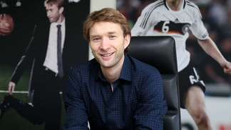 Para diretor esportivo do Leverkusen, torcedores respeitarão distanciamento dos estádios no retorno da Bundesliga Simon Rolfes é o diretor esportivo do Bayer Leverkusen