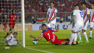 Após gol irregular do Panamá, presidente da Fifa decreta que chegou a hora do árbitro de vídeo Gabriel Torres se joga para tentar fazer gol panamenho sobre a Costa Rica: polêmica na Concacaf