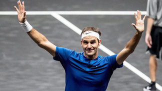 Federer destaca boa temporada e sonha com mais dois títulos em 2017 Roger Federer Comemora Vitoria Laver Cup 23/09/2017