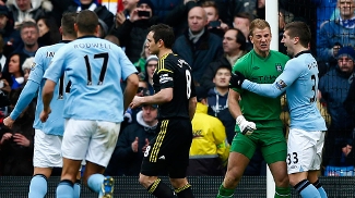 Lampard perde pênalti, e City vence o Chelsea com golaços de Touré e Tevez Jogadores do City cumprimentam Hart após sua defesa no pênalti de Lampard