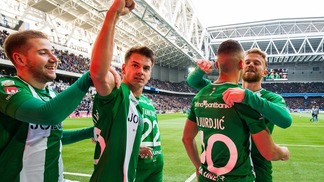 Clássico sueco deixa quatro times na briga pelo título faltando três rodadas Vitória do Hammarby por 2 a 1 sobre o Djurgardens deixou o campeonato aberto