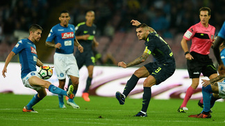 Napoli fica no empate com a Inter e tropeça pela primeira vez no Italiano, mas segue líder Chute de Icardi é travado pela defesa do Napoli