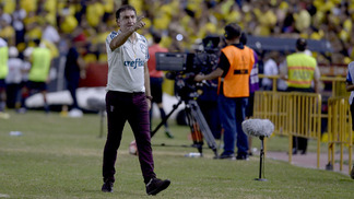 Cuca vê volta como uma final e planeja “melhorar em todos os sentidos” Cuca