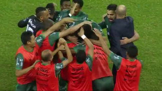 Juventude tropeça no lanterna ABC e se distancia no G4 da Série B Jogadores do Juventude comemoram gol de Leilson