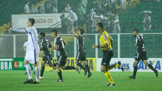 Figueirense encerra série invicta do Paraná e dorme fora da zona de rebaixamento da Série B Jogadores do Figueirense comemoram gol contra o Paraná, em Florianópolis