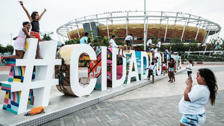 Parque Olímpico do Rio precisa de 1.508 reparos, e Prefeitura 'leva culpa' Pessoas tiram fotos em frente à Arena do Tênis que foi usada na Rio 2016