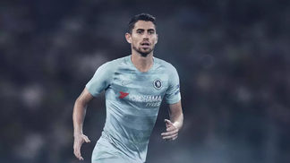 Chelsea lança terceiro uniforme com foto aérea de Londres estampada Jorginho com o novo uniforme