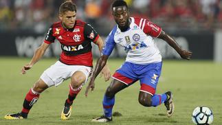 Bahia e Vitória fazem clássico decisivo na luta contra rebaixamento Bahia 1x4 Flamengo pelo 2º turno do Campeonato Brasileiro 2017