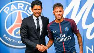 PSG já gastou mais de R$ 2 bilhões com Neymar; vendê-lo agora seria um prejuízo monstruoso Neymar Apresentação PSG 04/08/2017