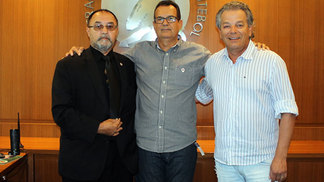 Ele cobra para fazer logística de árbitros na Libertadores, mas segundo Conmebol estava demitido há um ano; assista Dario Goes (à esq.) durante visita à federação catarinense: apresentado como emissário da Conmebol