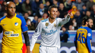 Má fase? Ronaldo supera Messi, Real atropela Apoel e vai às oitavas da Champions Ronaldo marcou dois e chegou a 100 em competições europeias pelo Real