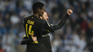 Com gol de aniversariante, Dortmund goleia e passa fácil por Magdeburg Borussia Dortmund venceu o Magdeburg pela Copa da Alemanha 24/10/17