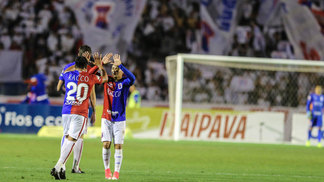 Com três gols, Paraná derrota o Náutico e segue firme no G4 da Série B Jogadores do Paraná comemoram triunfo contra o Náutico