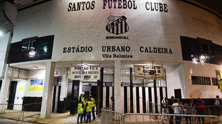 Por três anos, Santos pagou R$ 451 mil em passagens e hospedagem para empresário de atletas Após o jogo, houve tumulto e confusão do lado de fora da Vila Belmiro