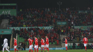 Jonas e Luisão marcam, mas Benfica cai para o Rio Ave na prorrogação Benfica ficou com 10 jogadores após a lesão de Luisão e acabou superado pelo Rio Ave