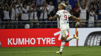 Lyon defende a liderança após goleada na estreia Mariano comemora gol pelo Lyon