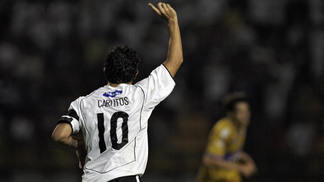 Com Arrascaeta, Flamengo passou Corinthians com Tevez e tem o jogador mais caro da história? Depende Tevez comemora gol pelo Corinthians na Libertadores de 2006