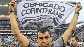 Campeão brasileiro, Carille vai à CBF terminar último degrau do curso de técnico; Rogério Ceni também irá Carille festejou com a torcida do Corinthians