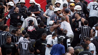 Há 10 anos, clima pesado entre Corinthians e São Paulo, como agora, mudou história e abriu caminho para torcida única Policial discute com torcedores do Corinthians durante jogo contra o São Paulo, em 15/02/2009