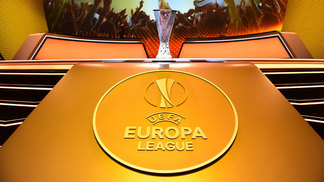 Arsenal e Milan se dão bem, Everton e Hoffenheim em duelos complicados; veja os 12 grupos da Liga Europa Troféu da Liga Europa para a temporada 2017/2018