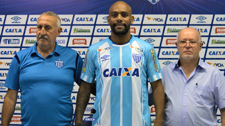 Maicon é apresentado no Avaí e diz que vai recuperar forma: 'Sabia que seria difícil' Maicon é apresentado no Avaí e diz que vai recuperar forma: 'Sabia que seria difícil'