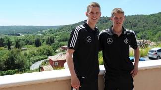 Um é fã de golfe e fala espanhol, o outro joga até 'quebrado': conheça os gêmeos que confundem até companheiros na Bundesliga Semelhanças de Lars (à dir.) e Sven Bender vai muito além do fato de serem gêmeos idênticos