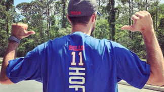 Conto de uma noite de Draft nos Estados Unidos, por um torcedor dos Bills Gustavo Hofman exibe sua camisa personalizada dos Bills