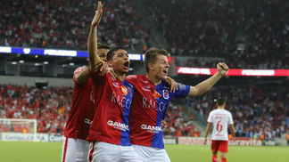 Com recorde de público, Paraná vence e quebra sequência do líder Internacional na Série B Iago Maidana, jogador do Paraná Clube, comemora seu gol durante partida contra o Internacional-RS