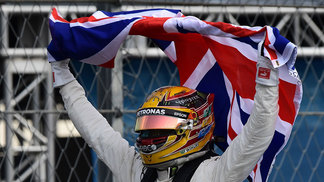 Lenda da Fórmula 1 elogia Hamilton e afirma que britânico pode alcançar Schumacher Hamilton comemora o título com a bandeira da Grã-Bretanha