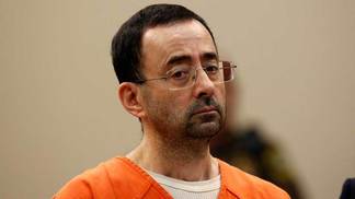Ex-médico do time de ginástica dos EUA é condenado a 60 anos de prisão por abusos Larry Nassar, ex-médico da equipe de ginástica dos EUA, em julgamento por abuso sexual
