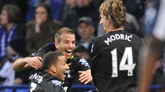 Rafael Van der Vaart volta ao Hamburgo quatro anos depois Modric comemora gol pelo Tottenham