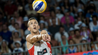 Forçando saída para o United, croata deve ser multado pela Internazionale por jogar vôlei de praia Perisic jogou vôlei de praia e irritou a Internazionale