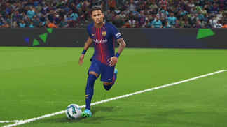 'PES 2018' chega desatualizado nos videogames e ainda traz Neymar no Barcelona Neymar Jr. ainda é o ponta esquerda do Barcelona no lançamento da versão Standard de 'PES 2018'.