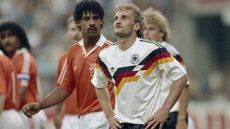 Aos 42, ele era técnico da Alemanha que perdeu Copa do Brasil e acabou virando cartola Rijkaard Voller Holanda Alemanha Copa 1990