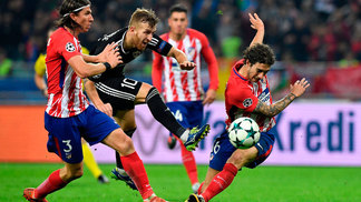 Atlético de Madri empata no Azerbaijão e segue sem vencer na Champions Pedro Henrique tenta o chute com Filipe Luis na marcação durante Qarabag x Atlético de Madri