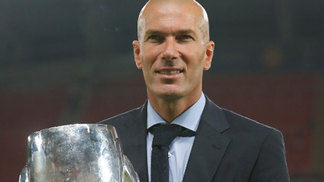 Em 3 anos de carreira, Zidane já tem mais títulos internacionais que Mourinho em quase 20 anos Zidane com o troféu da Supercopa da Europa