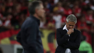 Abalado, Rueda pede desculpas à torcida e diz que Fla sentiu a ausência de Guerrero Reinaldo Rueda, durante Flamengo x Independiente