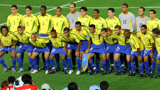 Aposentadoria do 'menino-prodígio' Kaká deixa apenas dois campeões mundiais de 2002 em ação Seleção brasileira completa perfilada para a final da Copa do Mundo de 2002