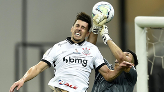 Disputa de Avelar com João Paulo e o gol do Corinthians: foto, imagem e até câmera lenta podem distorcer a realidade Danilo Avelar, do Corinthians, disputa bola aérea com João Paulo, do Santos