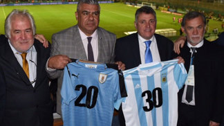 Copa de 2030 em três países? Paraguai vai à Argentina para dobrar resistência do Uruguai Luis Suárez e Lionel Messi, embaixados da candidatura para a Copa do Mundo de 2030 em Argentina, Paraguai e Uruguai