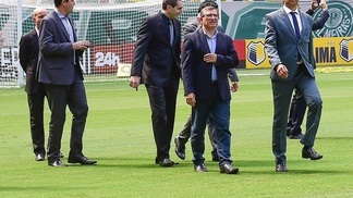 Arbitragem paulista exclui mulheres de orientações para o Brasileiro Dionísio Roberto Domingos, de óculos, em reconhecimento do gramado antes da final entre Palmeiras e Corinthians