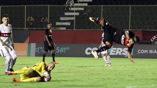 Dentro e fora de campo, o descompasso do Vitória na temporada Vitória perdeu para o Internacional por 2 a 1, no Barradão