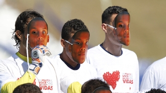 Inter e Aimoré homenageiam árbitro vítima de racismo antes de partida Antes da vitória sobre o Aimoré, os atletas colorados usaram máscaras com imagens do rosto do juiz Márcio Chagas da Silva