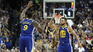 Com Federer na torcida, Curry dá show, e Warriors vencem Wolves na China Stephen Curry e Andre Iguodala celebram durante vitória dos Warriors sobre os Wolves