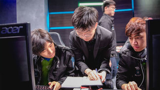 'League of Legends': "Com exceção do Vietnã, a GLP está ficando para trás", diz OMO O técnico OMO lê explicações para seus jogadores durante o All-Star 2017