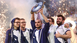 A história das doze horas mais importantes da Team Liquid no mundial de 'Dota 2' Kuro 'Kuroky' Salehi Takhasomi e a Team Liquid comemoram o título no The International 7.