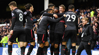 No aniversário de Wenger, Rooney bem que tenta, mas Arsenal vence e afunda Everton Jogadores do Arsenal comemoram um dos gols na vitória por 3 a 1 sobre o Everton