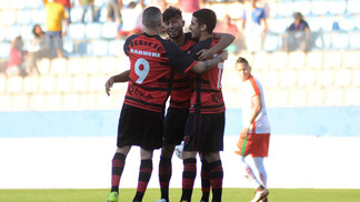 Oeste visita ameaçado Luverdense para colar no G-4 da Série B Jogadores do Oeste comemoram gol contra o Boa Esporte