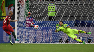 Bravo brilha na decisão por pênaltis, Chile elimina Portugal e se classifica para a decisão Bravo brilha na decisão por pênaltis, Chile elimina Portugal e se classifica para a decisão